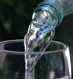 Mineralwasser mit Kohlensure