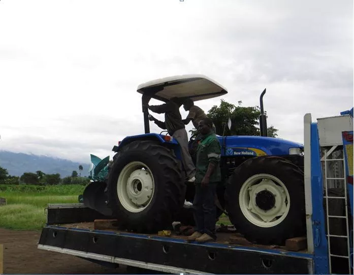 Ankunft New Holland Traktor Uganda