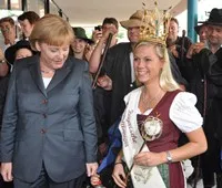Bayerische Wollknigin mit Angela Merkel