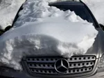 Eingeschneiter Mercedes