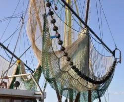 Fischerboot mit Fischernetz