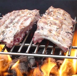 Grillholzkohle und Steaks