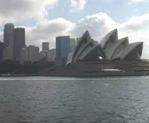 Katamaran aus Plastikflaschen in Sydney angekommen