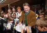 Oktoberfest: Minister Brunner schenkt Milch aus