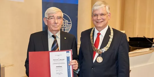 Rektor Dabbert berreicht die Ehrennadel an Prof. Karl Hurle